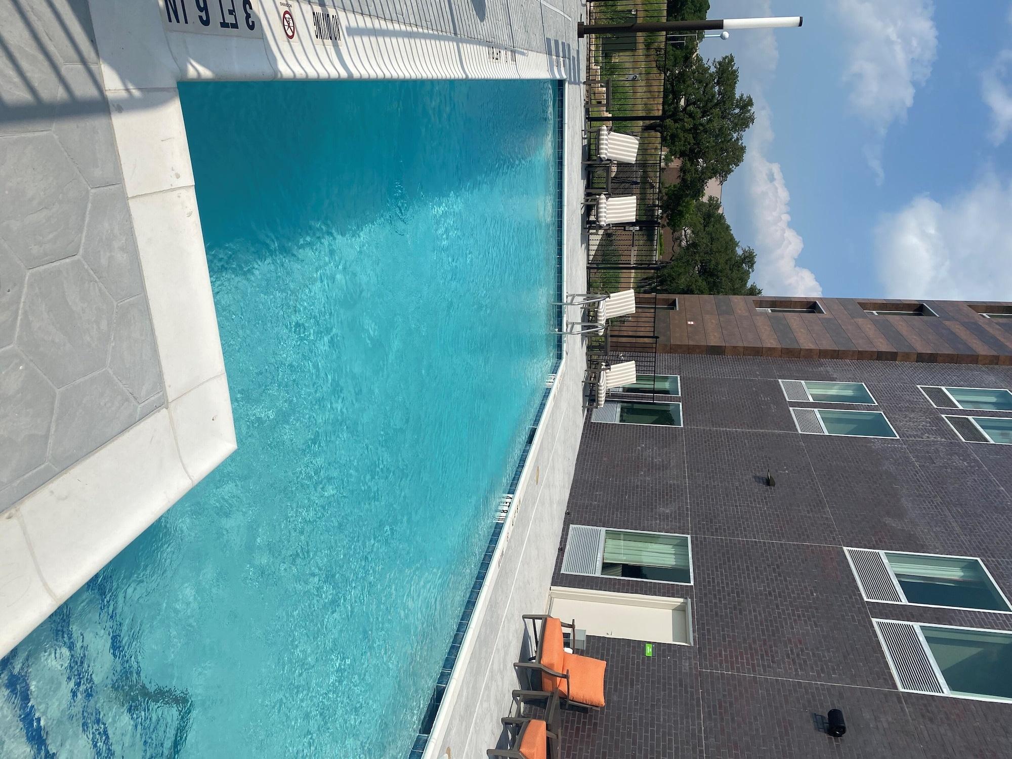 La Quinta Inn & Suites By Wyndham Lakeway Exterior photo